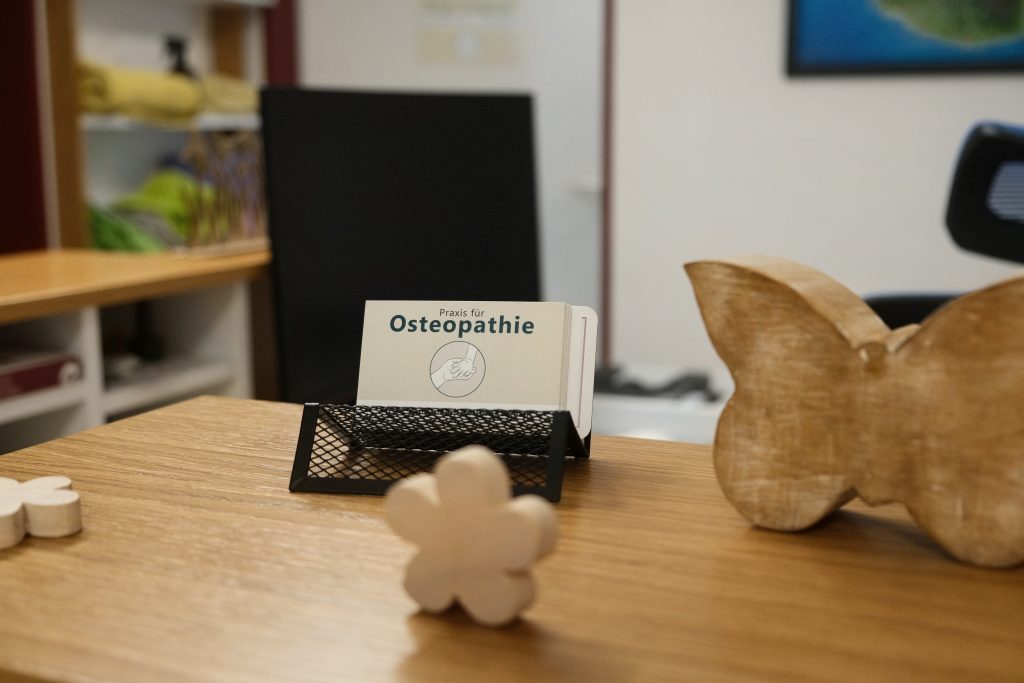 Rezeption mit Visitenkarte im Fokus.